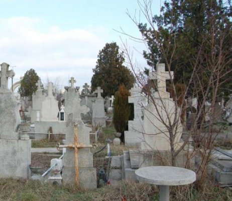 Pompierii au stins un incendiu izbucnit în cimitirul din Cernavodă
